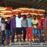 nph haiti Hilfsleiferungen Jugendliche aus unserem Don Bosco Programm packe an