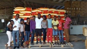 nph haiti Hilfsleiferungen Jugendliche aus unserem Don Bosco Programm packe an
