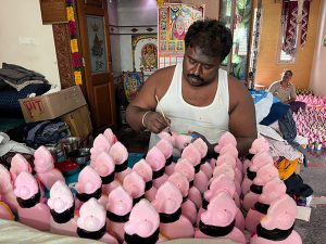 Hub Sathanur: Traditionelle Kultur der Region, wie z.B. Töpferei, wird durch Handwerks-Kurse wiederbelebt