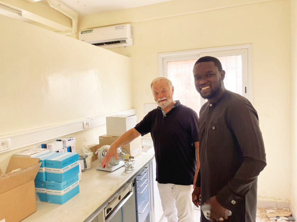 Die Räumlichkeiten sind nun nach neuesten medizinischen Standards ausgestattet. Dr. Jochen Bauer mit dem senegalesischen pro-bono Zahnarzt und Unterstützer Dr. Abdou Diouf.