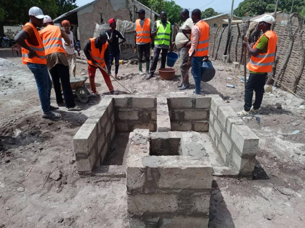 Kapazitätsaufbau vor Ort: Schulungen der lokalen Bevölkerungen für den Eigen-Bau von EcoSan-Latrinen