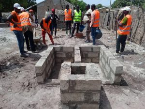 Kapazitätsaufbau vor Ort: Schulungen der lokalen Bevölkerungen für den Eigen-Bau von EcoSan-Latrinen