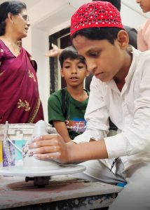 Junge Lehm Töpferrei Indien