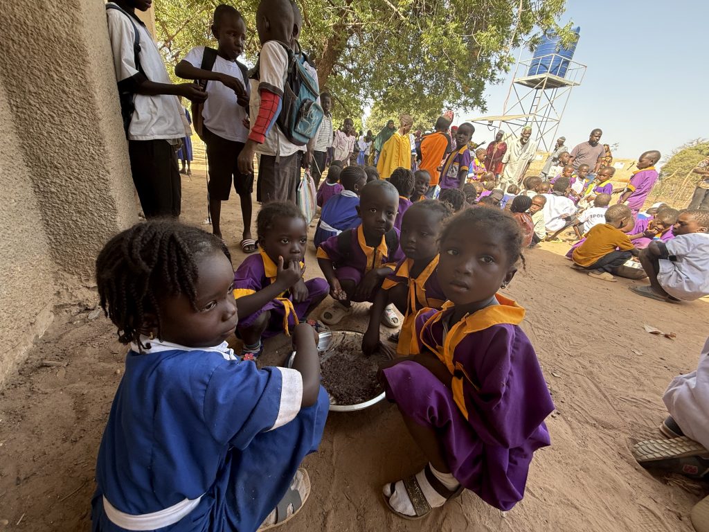 Vorschulkinder beim gemeinsamen Frühstück