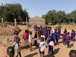 Vorschulkinder neben Fundament der Vorschule