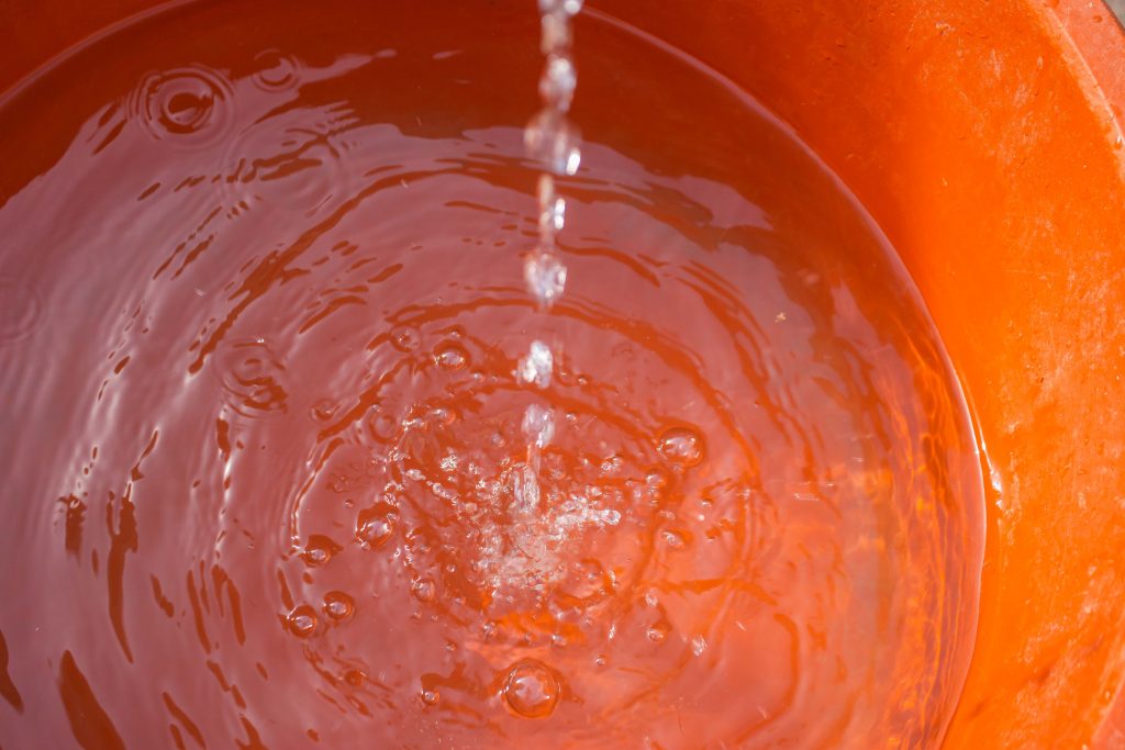 L'eau du puits du village de Dabacounda en Gambie