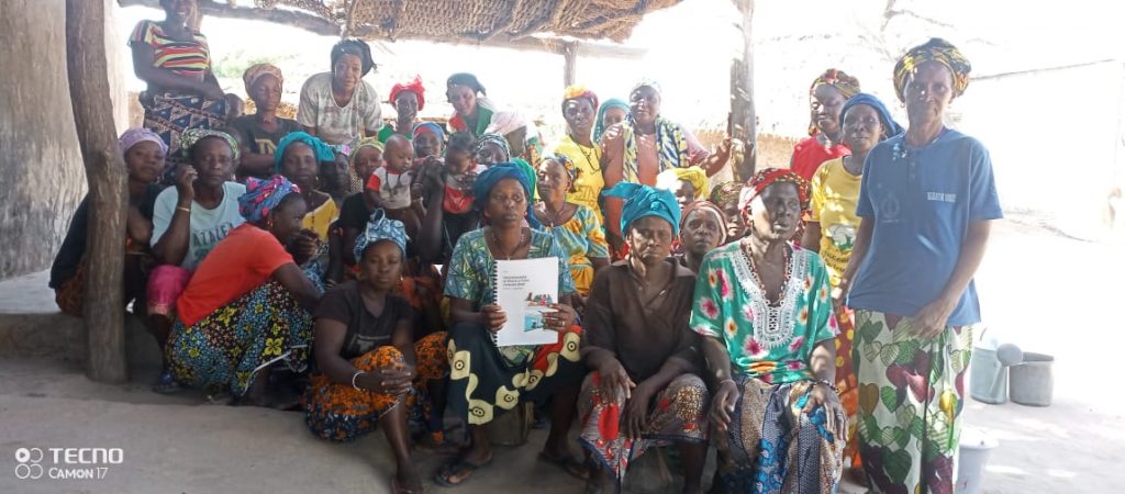 Sensibilisation des femmes de Dabacounda en Gambie sur l'hygiene et la propreté avec le service d'hygiene de la Gambie