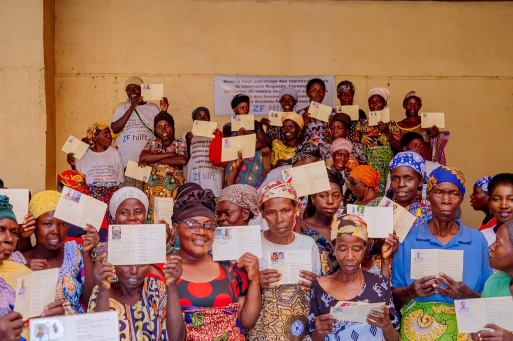 Burundi Frauen Empowerment: Spar- und Kreditgemeinschaften - Stärkungsprogramme für stark benachteiligte Frauen für den sozialen Zusammenhalt, Vereins-Gruppen-Bildung, Sparen und Finanzmanagement, um wirtschaftliche Selbstständigkeit und Einkommen zu sichern.