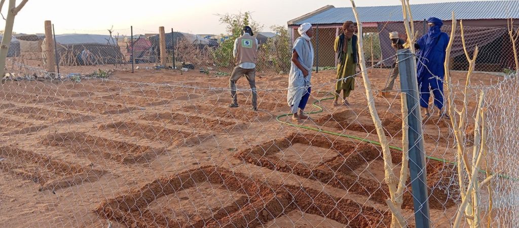 Lebensnotwendige Unterstützung für Sahel-Geflüchtete im Mauretanien: Im Flüchtlings-Camp wurden Wohnsituation und Hygiene durch den Bau von mehreren Unterkünften und Latrinen verbessert.